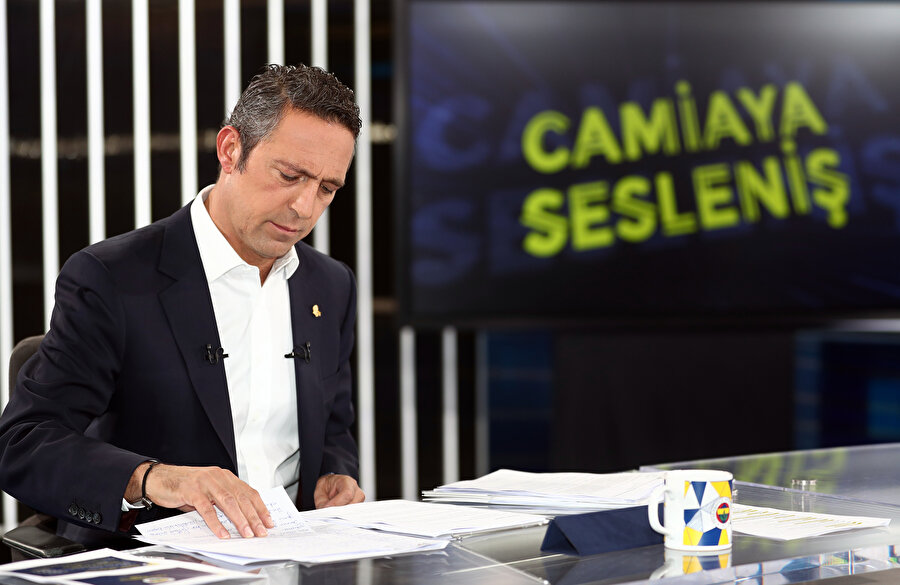 Ali Koç canlı yayında notlarını kontrol ediyor.