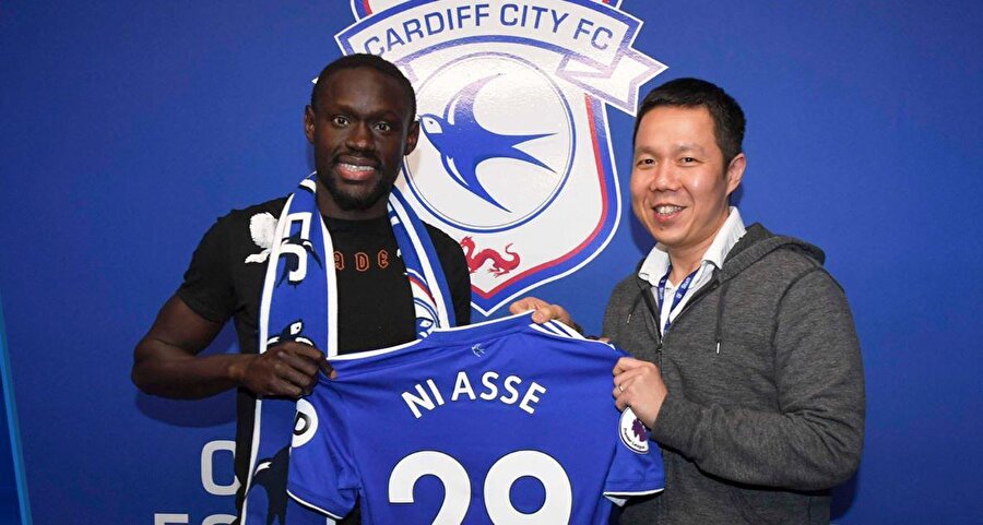 Niasse yeni takımıyla ilk pozunu böyle verdi.