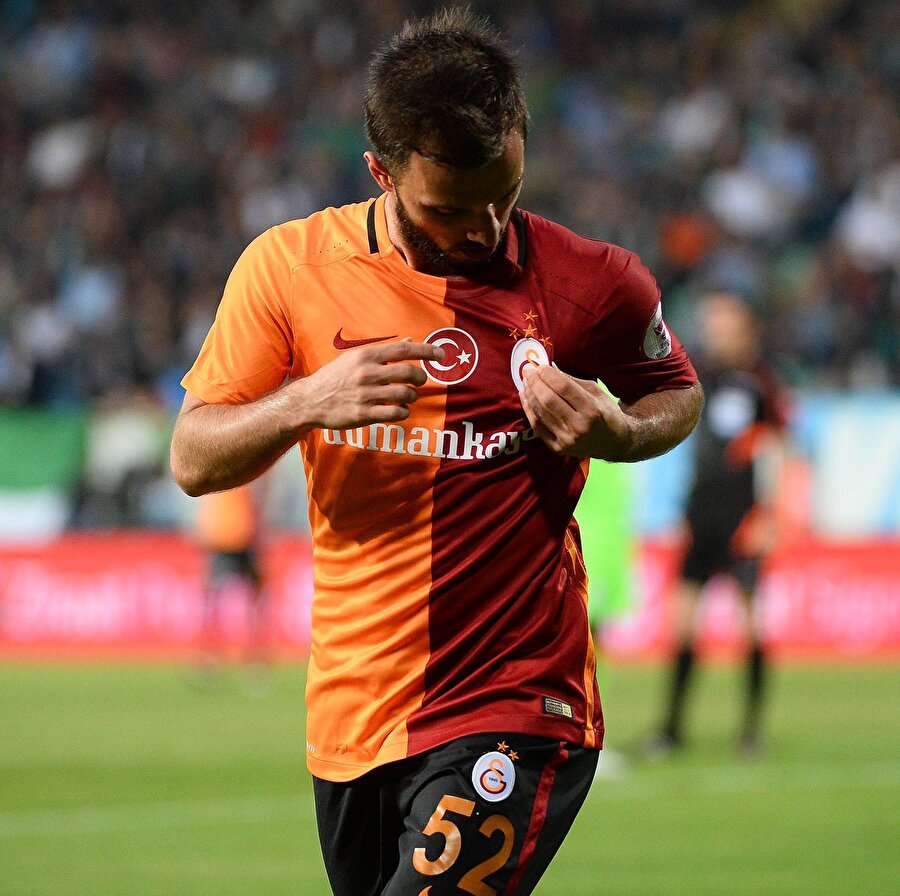 Emre Çolak attığı golün ardından armasını işaret ediyor.