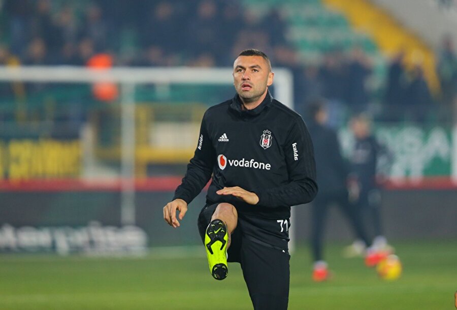 Burak Yılmaz maç öncesinde ısınırken.