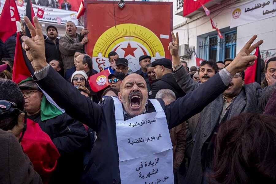 Tunus'ta genel grev hayatı felç etti
Tunus'ta 650 binden fazla kamu çalışanı, maaşlarına zam yapılması talebiyle greve gitti. Ülke genelinde uygulanan bir günlük grev nedeniyle tüm devlet daireleri kapatıldı, öğrencilerin güvenliği gerekçe gösterilerek, okulların tamamı tatil edildi. Hayatın durma noktasına geldiği Tunus'ta havalimanı çalışanlarının da greve katılmasıyla dış hat uçuşlarında aksamalar yaşandı. Grev nedeniyle birçok ticari hava yolu şirketi seferlerini iptal etti.