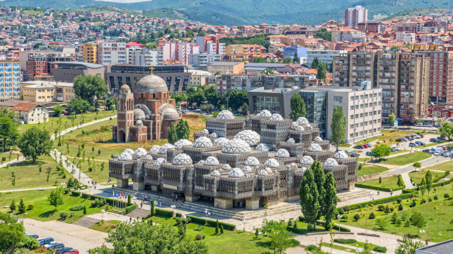 Kosova'da son yıllarda göç azaldı
Kosova İstatistik Ajansının (ASK) verilerine göre de 2017'de 11 bin 263 Kosova vatandaşı yasal ya da yasa dışı yollardan ülkeyi terk etti. Vatandaşların göç nedenleri arasında aile birleşimi, evlilik, istihdam, kalıcı göç ve eğitim gibi nedenler gösteriliyor.
Kosova Başbakanı Ramush Haradinaj, geçen ekim ayında yaptığı açıklamada, 2015'ten beri Kosovalı göçmenlerin sayısını yüzde 95 azaltmayı başardıklarını belirtmişti.