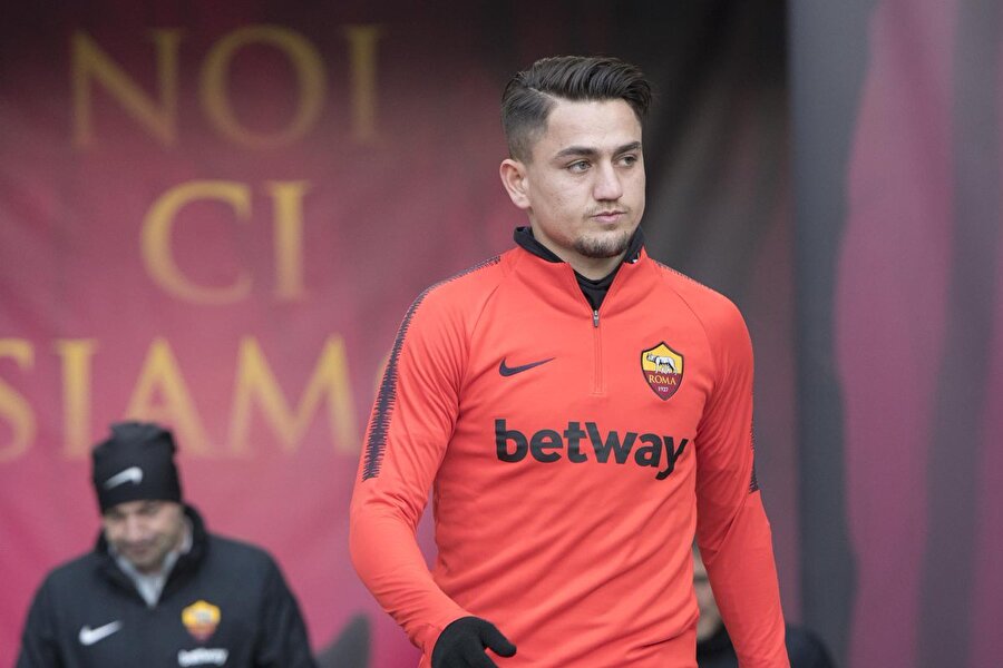 Cengiz Ünder, Torino maçı için tünelden çıkıyor.