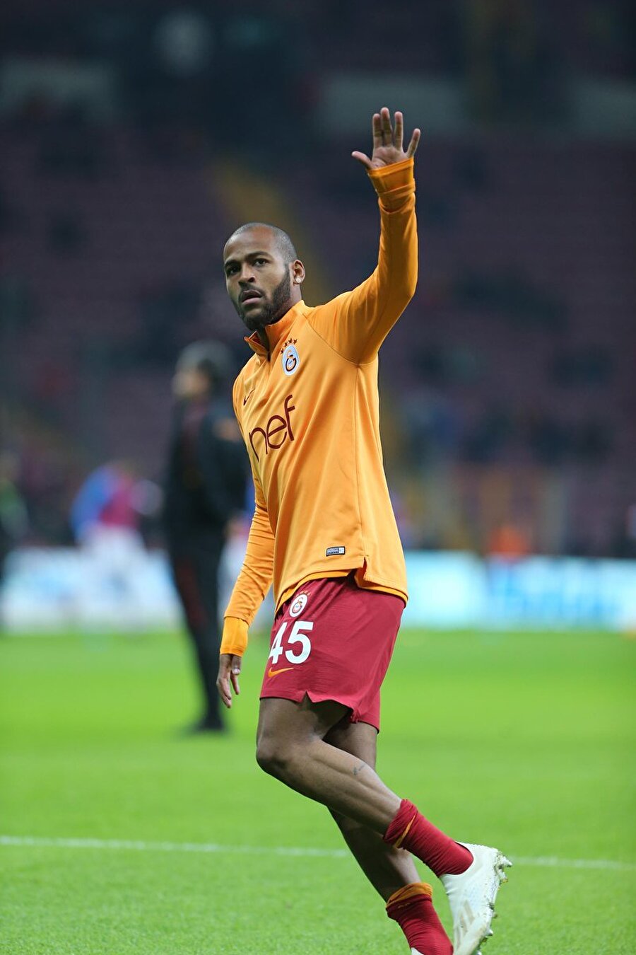 Yeni transfer Marcao, taraftarları selamlıyor.