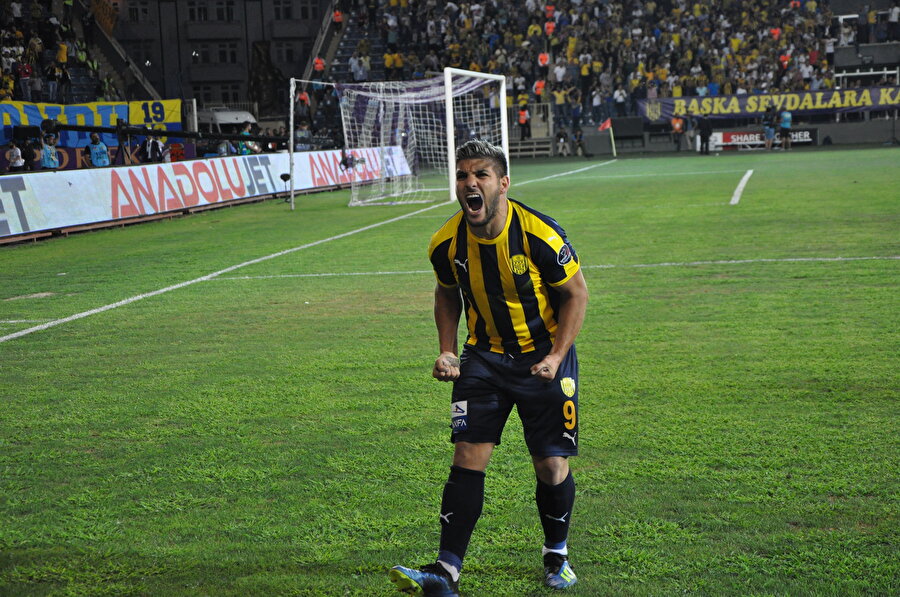 El Kabir attığı golün coşkusunu tribünlerle paylaşıyor.