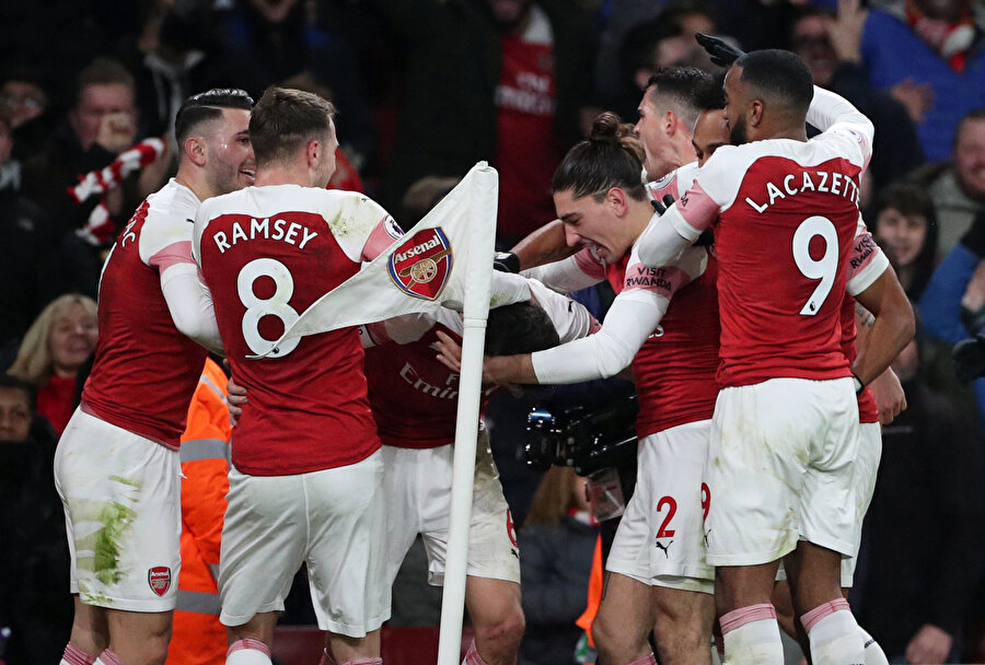 Arsenal forması giyen oyuncular galibiyetin ardından sevinç yumağı oluşturdu.
