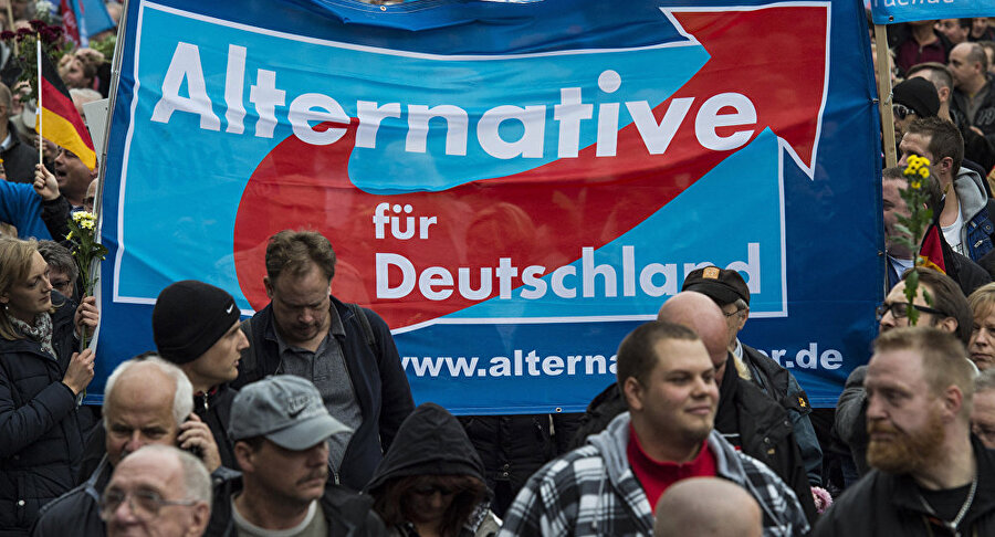 Almanya - Almanya İçin Alternatif (AfD)
Sağ popülist AfD, geçen hafta gerçekleştirilen parti kongresinde AB konusundaki tutumunu belirledi. AfD’nin Avrupa Parlamentosu seçimleri için hazırlamış olduğu yeni manifestoda Almanya’nın Euro para birimini terk edip Alman Markı'na geri dönmesi gerektiği savunuluyor. AfD’nin bulunduğu bu Avrupa-şüpheci pozisyon, 2013 yılında Brüksel’in Avrupa’da yaşanan ekonomik kriz sonrasında Yunanistan'ı kurtarmaya çalışmasına doğrudan bir protesto olarak kurulan partinin kökenlerine kadar götürülebilir.