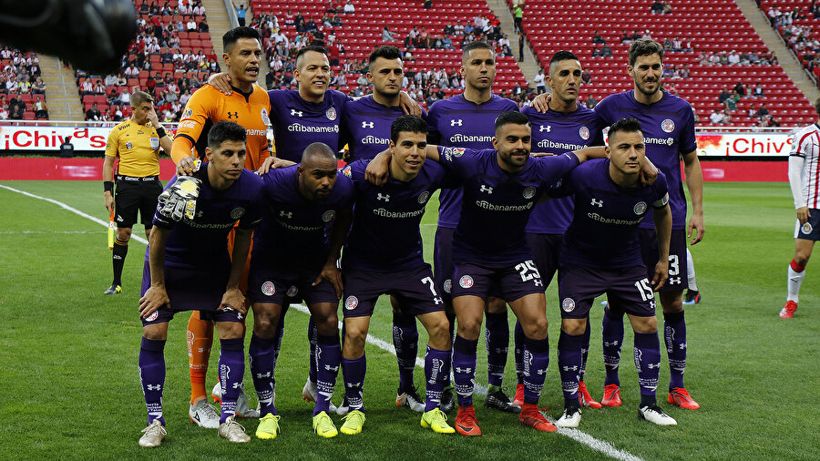 Tolucalı futbolcular maç öncesinde seremonide fotoğraf çektiriyor.