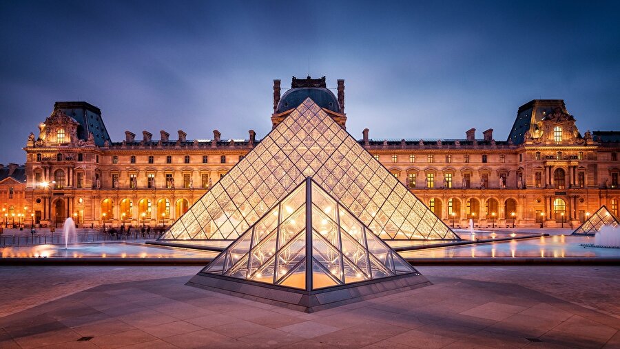 Fransa'nın başkenti Paris'te bulunan Louvre Müzesi.