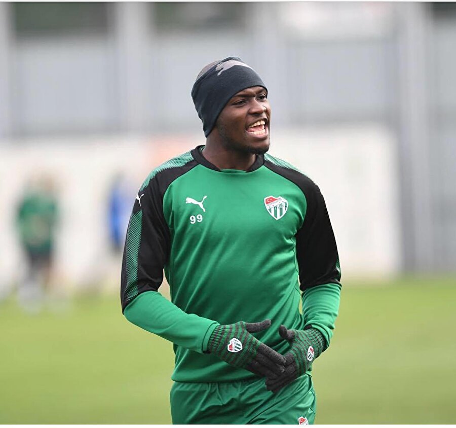 Moussa Sow, Bursaspor idmanında takım arkadaşlarına sataşıyor.