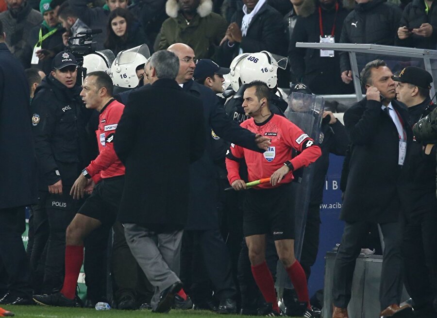 Cüneyt Çakır ve yardımcısı pozisyonu izledikten sonra oyun alanına dönüyor.