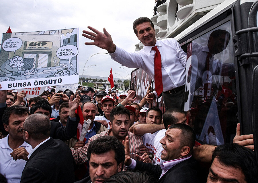 CHP'den ihraç edildi

                                    2004’te aldığı yüzde 67'nin üzerindeki oy oranından cesaret alan Mustafa Sarıgül, CHP liderliğine aday oldu. CHP Yüksek Disiplin Kurulu 25 Mart 2005 tarihinde aldığı kararla  Sarıgül’ü partiden kesin ihraç edilmesine karar verdi.
Şişli Belediye Başkanı Mustafa Sarıgül, parti kararının iptali istemiyle 24. Asliye Hukuk Mahkemesi'ne dava açtı. Sarıgül, bu kararın iptali için verdiği uzun hukuk mücadelesini 2008'de  kaybetti.
                                
