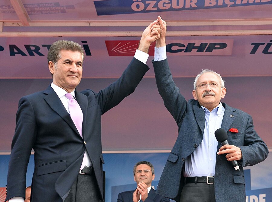 CHP kapıları tekrar Sarıgül’e açıldı

                                    31 Ekim 2013 tarihinde CHP Genel Başkan Yardımcısı Adnan Keskin ile birlikte yaptığı basın toplantısında yeniden CHP'ye katıldığını açıkladı. 2 Kasım 2013 günü Mustafa Sarıgül'ün CHP'ye partiden ihracı kalkması için verdiği dilekçe sonrası PM' de onaylanıp 3 Kasım 2013 günü partiden ihracı kalkmış ve resmen tekrar CHP'ye dönmüştür. 

  
2014 yerel seçimlerinde CHP'nin İstanbul Büyükşehir Belediyesi başkan adayı olan Mustafa Sarıgül, başkanlığı AK Parti adayı Kadir Topbaş'a 7 puan farkla kaybetmişti.
                                