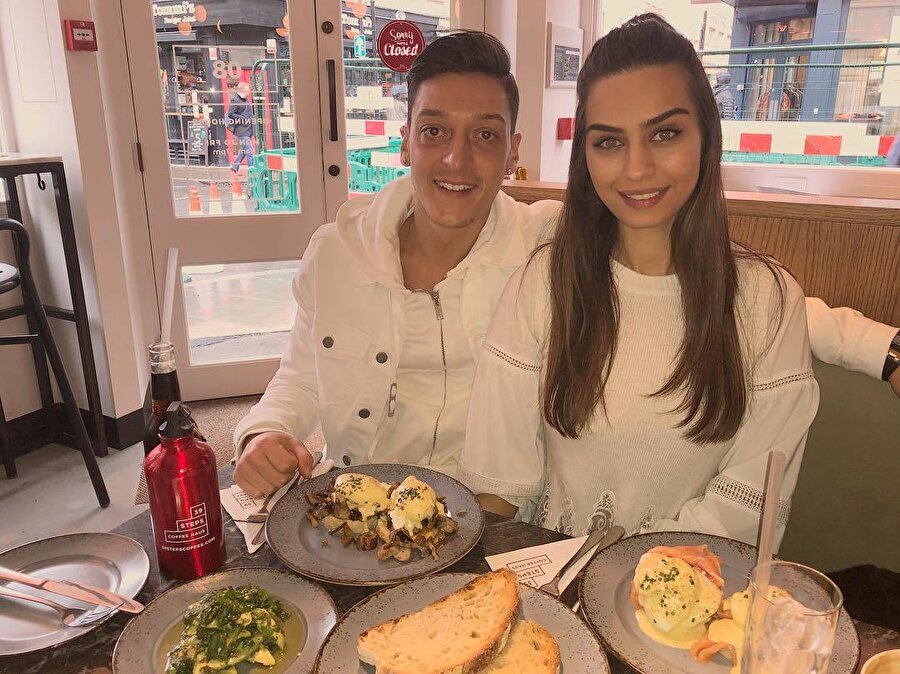 Mesut Özil ve Amine Gülşe.