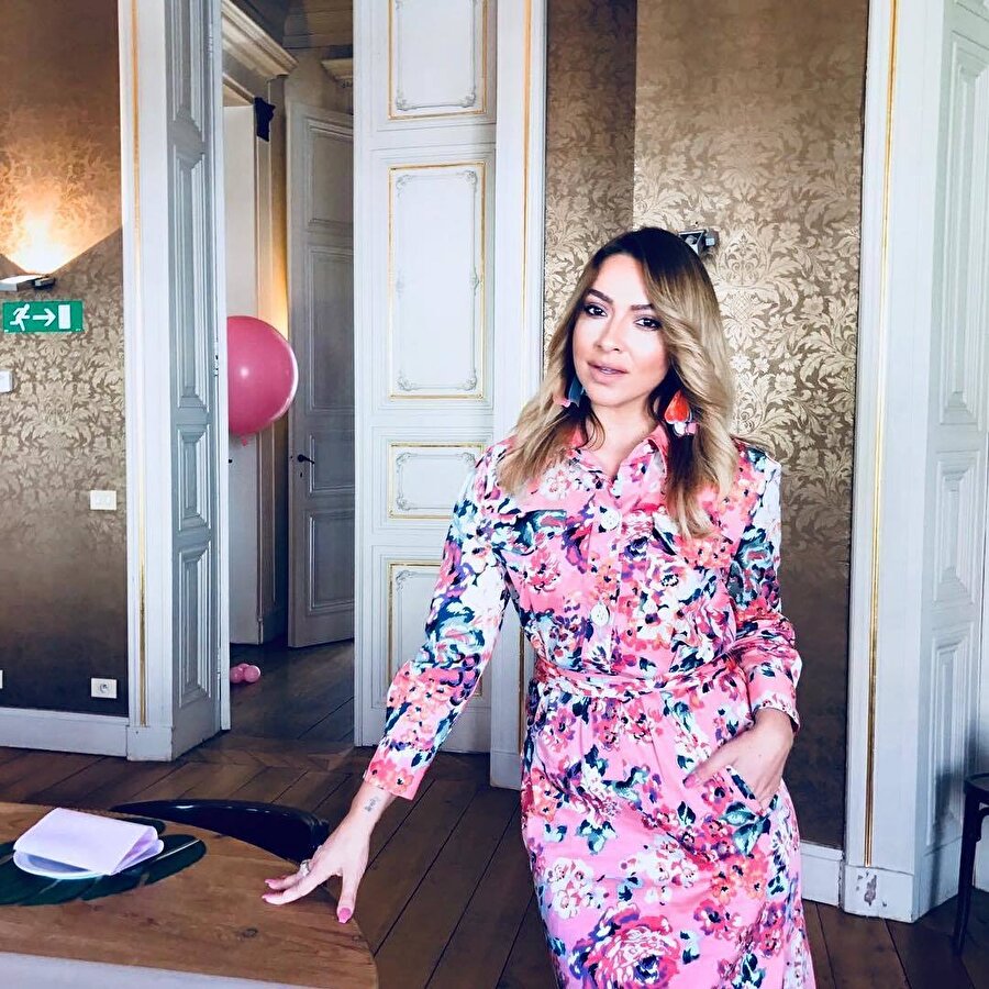 Hadise Açıkgöz.