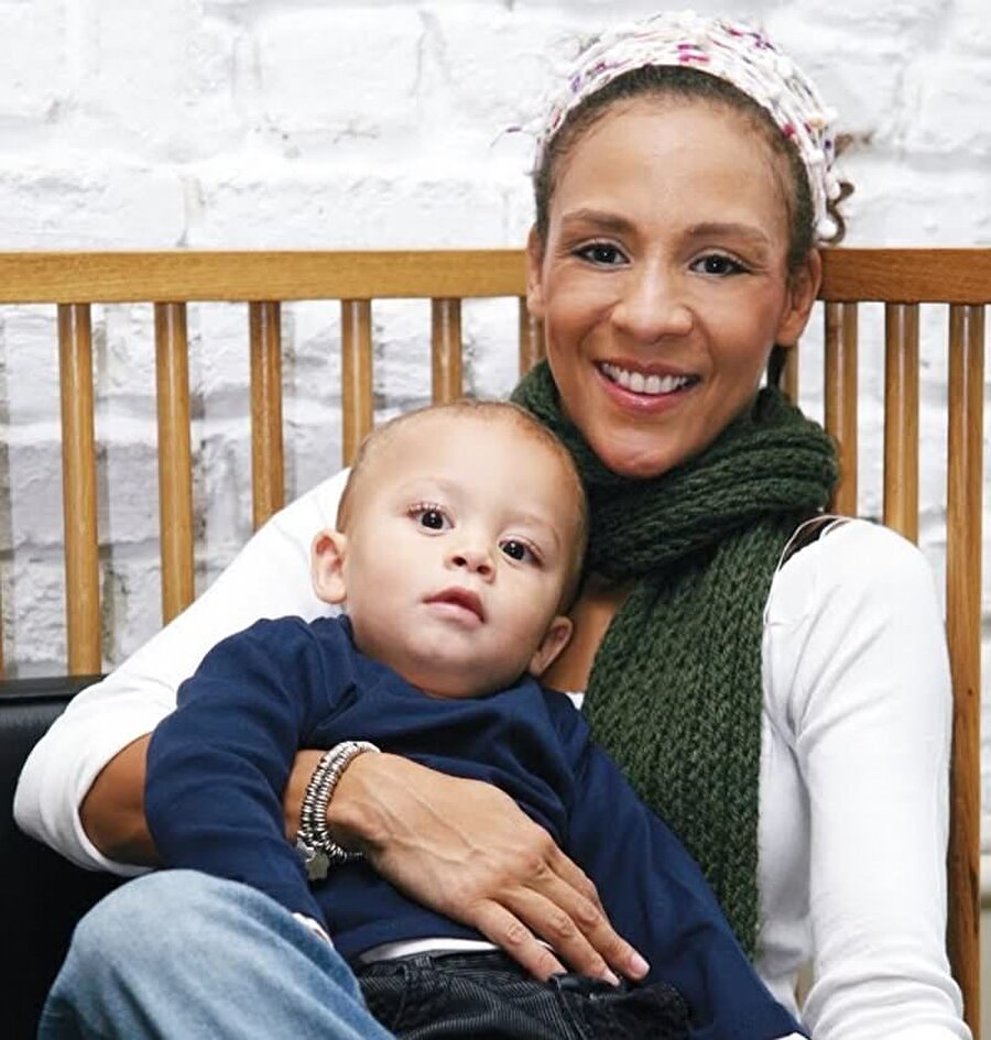 2011 yılında vefat eden Defne Joy Foster ve oğlu.