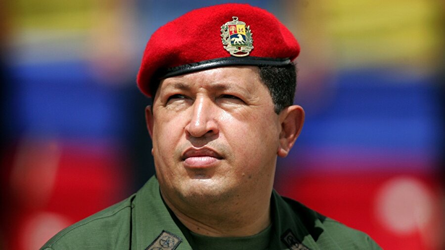 Venezuela-ABD geriliminin tarihi arka planı ne?
Venezuela'da genel olarak Soğuk Savaş döneminde ve 1990'larda iktidarda olan liberal yönetimlerin ABD ile ilişkileri iyi seyretti. 
  


  
Halkçı ve sosyalist politikaları benimseyen Chavez'in seçim kazanarak 1999'da devlet başkanı olmasından sonra ABD ile Venezuela ilişkileri gerilmeye başladı.

  


  
Chavez, dünyanın en önemli petrol üreticilerinden Venezuela'nın kamulaştırılan petrol şirketinin gelirleriyle sosyal politikalara ağırlık verdi. Küba'ya petrol satılması, İran ile iyi ilişkiler kurması, Rusya'dan silah alınması, enerji ve telekomünikasyon şirketlerinin kamulaştırılması gibi politikalarıyla ABD yönetimlerinin tepkisini çeken Chavez, 2013'te ölümünden önce yardımcısı Nicolas Maduro'yu yerine aday gösterdi. 
  


  
Seçimleri kazanarak Chavez'in yerine geçen Maduro döneminde de Venezuela-ABD ilişkileri gergin seyretti. Hem Barack Obama hem de Donald Trump yönetimleri Maduro ve birçok Venezuelalı yetkiliye yaptırımlar uyguladı.
