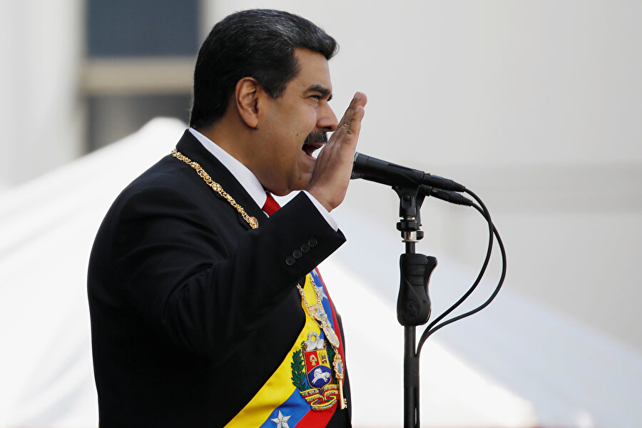 Maduro taleplere nasıl yaklaşıyor?
Maduro, hükümet karşı gösteriler düzenleyen muhalefete ülkesinde ABD destekli darbe teşebbüsü olduğunu vurguluyor.Venezuela hükümetinin önde gelenleri de ABD ile ilişkileri kesen Maduro'ya destek açıklamaları yaparak ABD destekli darbeye karşı çıktıklarını, halkın da dış müdahalelere karşı çıkması gerektiğini belirtiyor.Muhalefete "ABD'ye güvenmeyin. Onların dostları yok, çıkarları var. Venezuela'nın petrolüne ve zenginliklerine karşı açılmış pençeleri var." diyen Maduro'ya destek verenler, karşıt gösteri çağrısı yaptı.Venezuela Ulusal Güvenlik Bakanı Vladimir Padrino da silahlı kuvvetlerin muhalif Guaido'yu desteklemeyeceğini duyurdu.