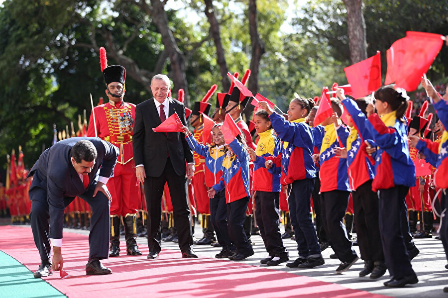 Maduro’nun Türk bayrağı hassasiyeti

                                    Cumhurbaşkanı Recep Tayyip Erdoğan G20 Zirvesi'ne katılmak üzere gittiği Arjantin'den sonra Latin Amerika ülkesi Venezuela'yı ziyaret etmişti. 

  
Tören sırasında Venezuelalı çocuklar ellerinde her iki ülkenin bayraklarıyla tören alanında hazır bulunmuştu. 

  
Maduro'nun Türk bayraklarıyla törene katılan çocukların elinden rüzgar nedeniyle yere düşen bayrağı kaldırması dikkati çekmişti.
                                
