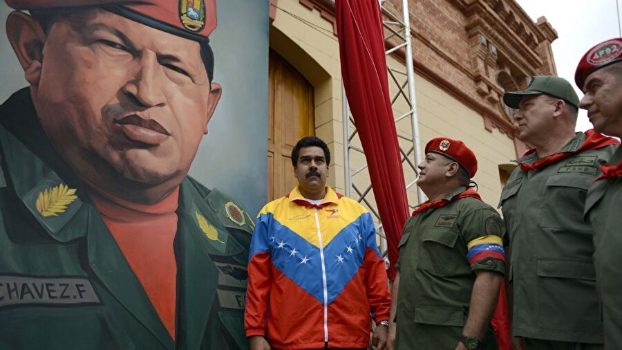 Hugo Chavez ve Nicolas Maduro.