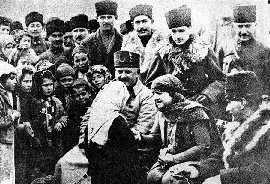 
                                    Karabekir, Doğu'daki başarının ardından emrindeki ordunun büyük kısmını Batı Anadolu'daki ordularını desteklemek üzere sevk etti.

  


  
Savaş süresince gösterdiği kahramanlıkların yanında Kazım Karabekir, merhametiyle de yetim kalan çocuklara kol kanat gerdi. Karabekir, Erzurum, Kars'ta kurduğu yetimhanelerle 6 bininin üzerinde şehit çocuğunu, barınma ve eğitim imkanına kavuşturdu. 
  


  
21 Kasım 1923'te "Milli Mücadelemizde Siyasi ve Savaş Yararlılığı" görülenlere verilen İstiklal Madalyası ile ödüllendirilen Karabekir, Birinci Dünya Savaşı ile Kurtuluş Savaşı yıllarında özellikle Doğu Anadolu'da gösterdiği kahramanlıklar dolayısıyla "Şark Fatihi" unvanı ile anıldı.
                                