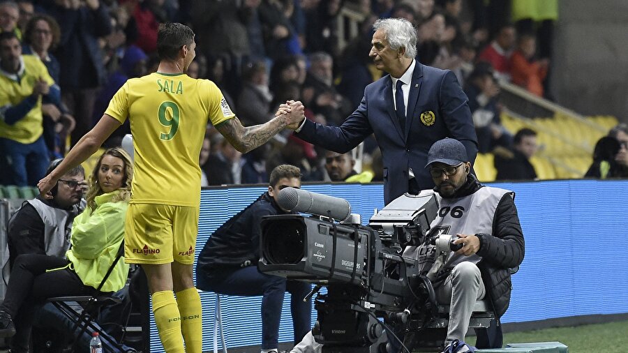 Sala ve hocası oyundan çıkarken tokalaşıyorlar.