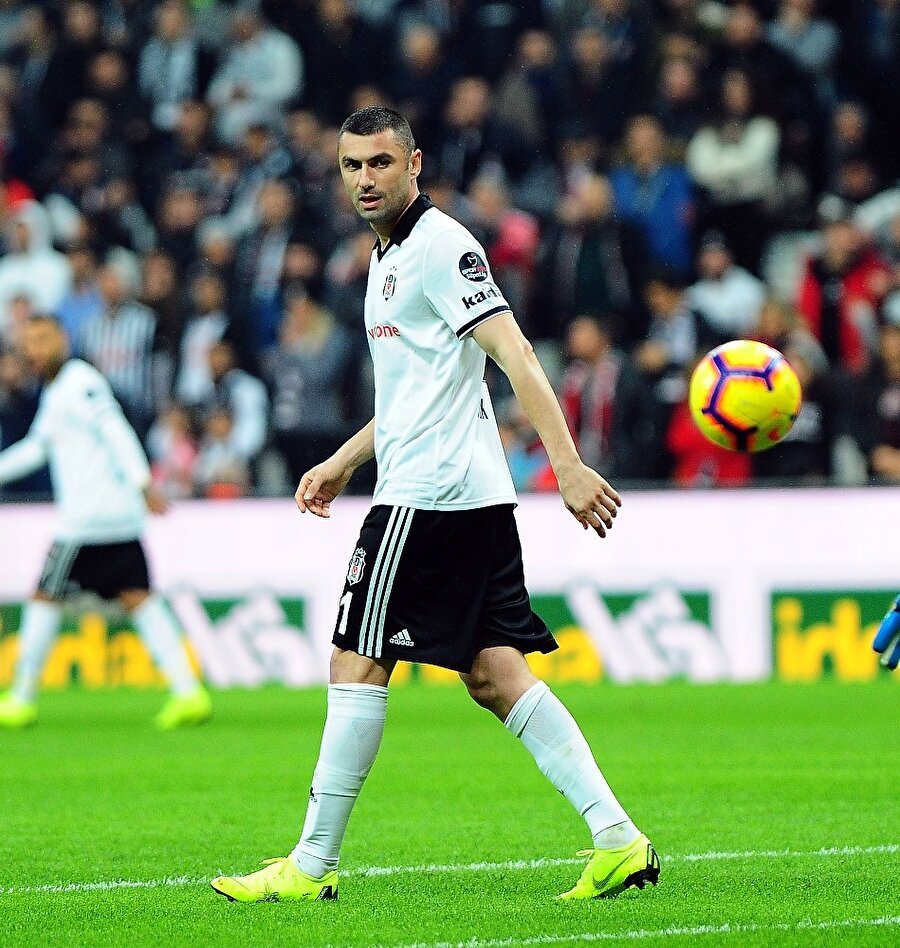 Burak Yılmaz dışarı çıkan topu takip ediyor.