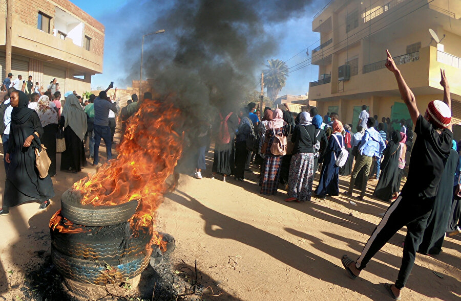 Sudan’da gösteri çağrısı
Sudan Meslek Grupları Birliği, Nida Sudan İttifakı, Ulusal Birlik Güçleri ve Muhalif Toplanma Koalisyonu tarafından yapılan ortak yazılı açıklamada, halk, bugün farklı kentlerde gösteri yapmaya ve kent meydanlarında cuma namazı kılmaya, cumartesi günü de farklı noktalarda gece gösterileri düzenlemeye çağrıldı. Haftalık gösteri programının yer aldığı açıklamaya göre, hafta boyu devam edecek bölgesel gösterileri müteakiben perşembe günü de ülkenin tüm köy ve kentlerinde büyük bir konvoy düzenlenmesi kararlaştırıldı.