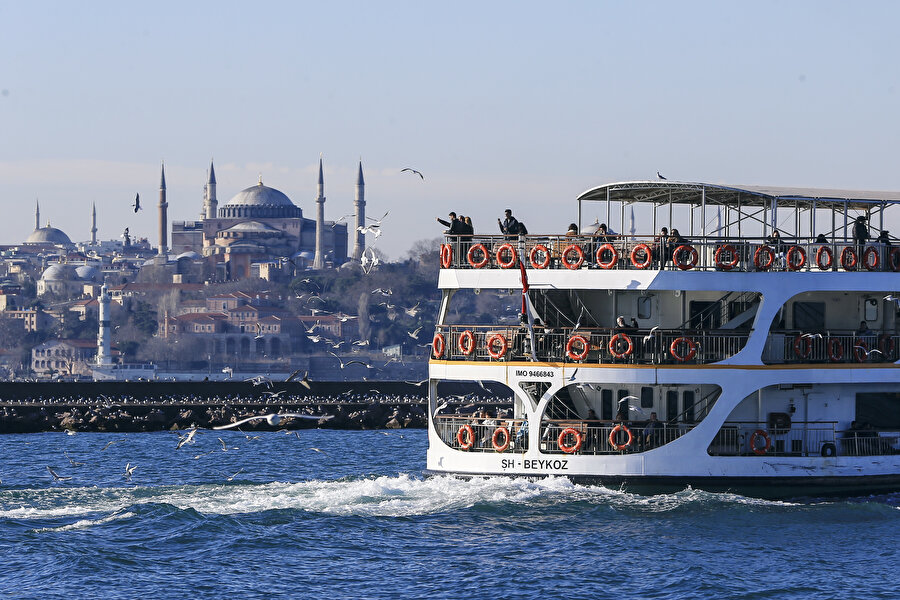 İstanbul'da günlük yaşam

                                    İstanbul'da vapur, martılar ve tarihi yarımada güzel görüntü oluşturdu.
                                