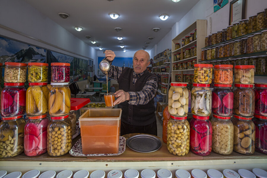 45 yıllık turşucunun renkli dükkanı

                                    Kayseri'de hastalanan bir arkadaşından devraldığı malzemelerle 45 yıl önce turşuculuğa adım atan Bayram Ali Aydoğan, el arabasında başlayan turşuculuğu dükkanında sürdürüyor. 
                                