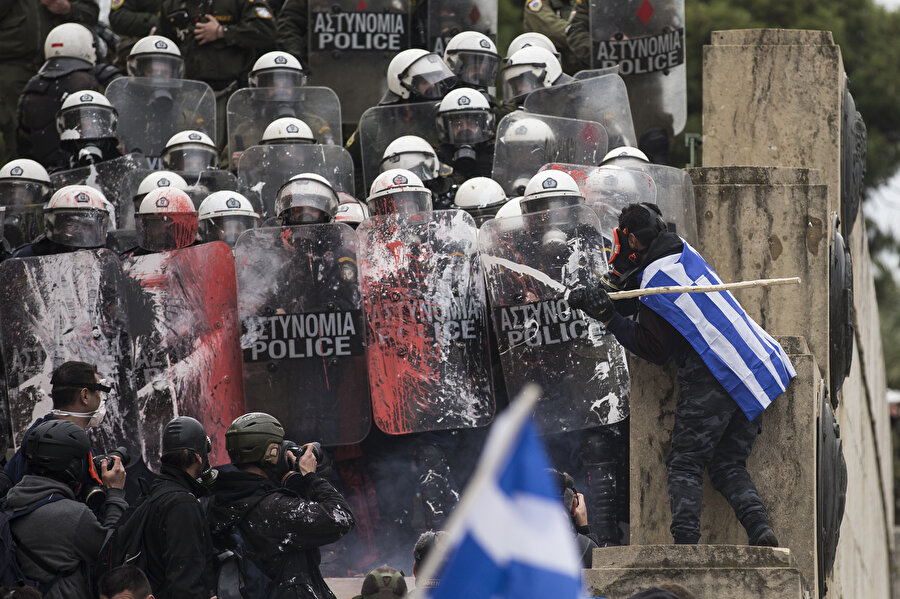 Yunanistan'da olaylı Makedonya gösterisi

                                    Yunanistan'ın başkenti Atina'da, on binlerce kişinin, ülkenin Makedonya ile gerçekleştirdiği "isim sorununa" yönelik anlaşmaya karşı düzenledikleri protestoda polis ve göstericiler arasında arbede yaşandı.
                                