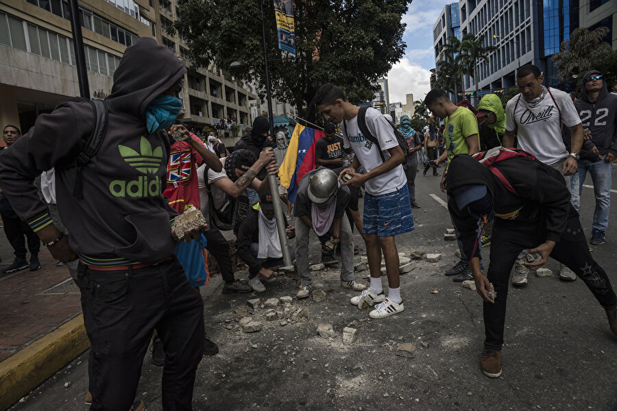 Venezuela'da Maduro karşıtı gösteri

                                    Venezuela'nın başkenti Caracas'ta Devlet Başkanı Nicolas Maduro karşıtları protesto gösterisi düzenledi. Gösteriler sırasında bazı protestocular ile polis arasında gerginlik yaşandı.
                                