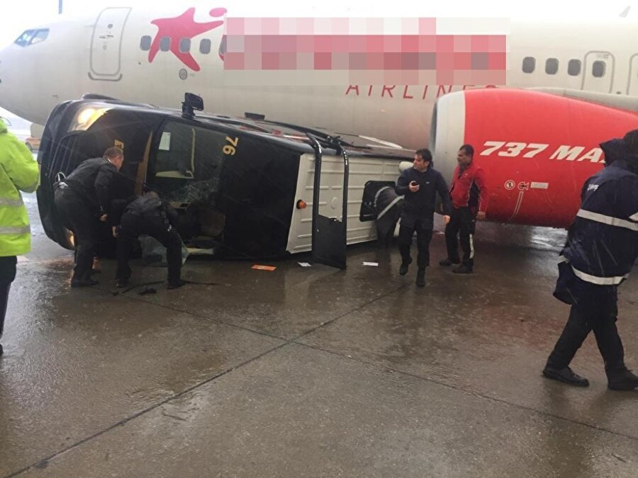 Antalya Havalimanı’nda etkili olan hortum nedeniyle servis otobüsü devrildi.