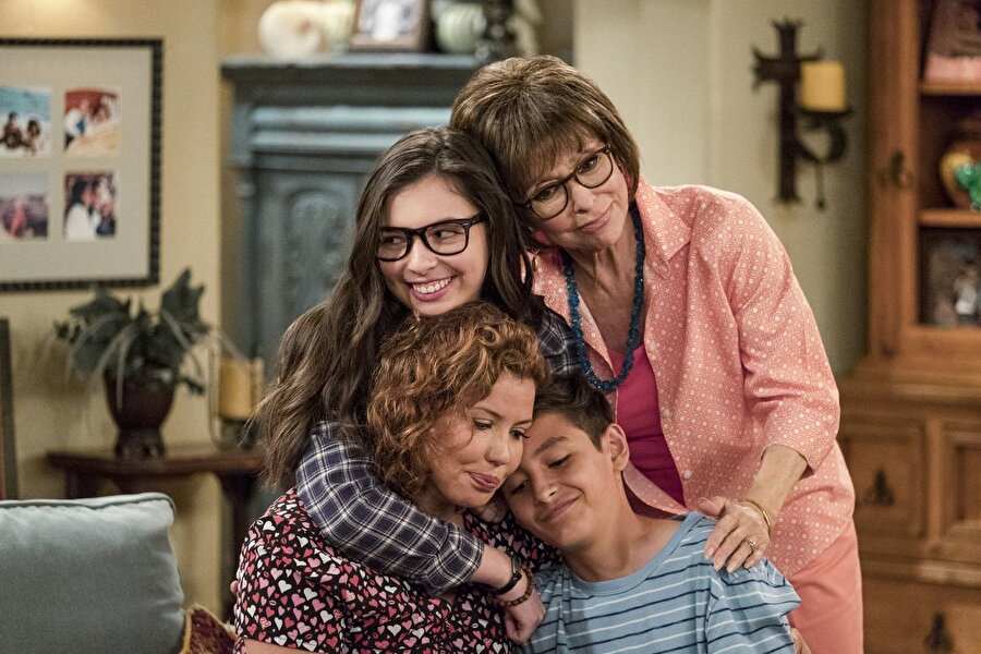 One Day at a Time dizisinden bir kare.