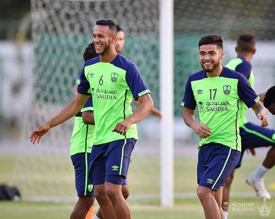 Josef de Souza takım arkadaşlarıyla idmanda şakalaşıyor.