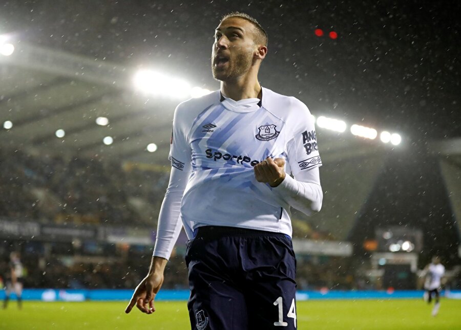 Cenk Tosun attığı golün ardından tribünlere armasını gösteriyor.