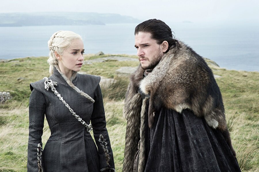 ​Emilia Clarke​,​Kit Harington.