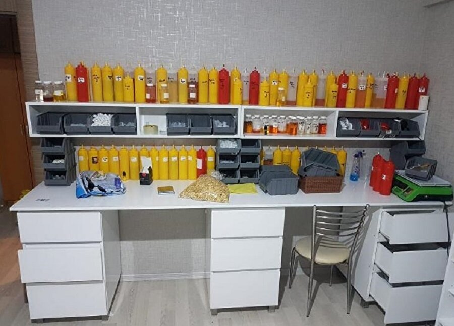 Piyasaya sürülmeye hazır 507 kilogram elektronik sigara likidi yapımında kullanılan sıvı ele geçirildi. 