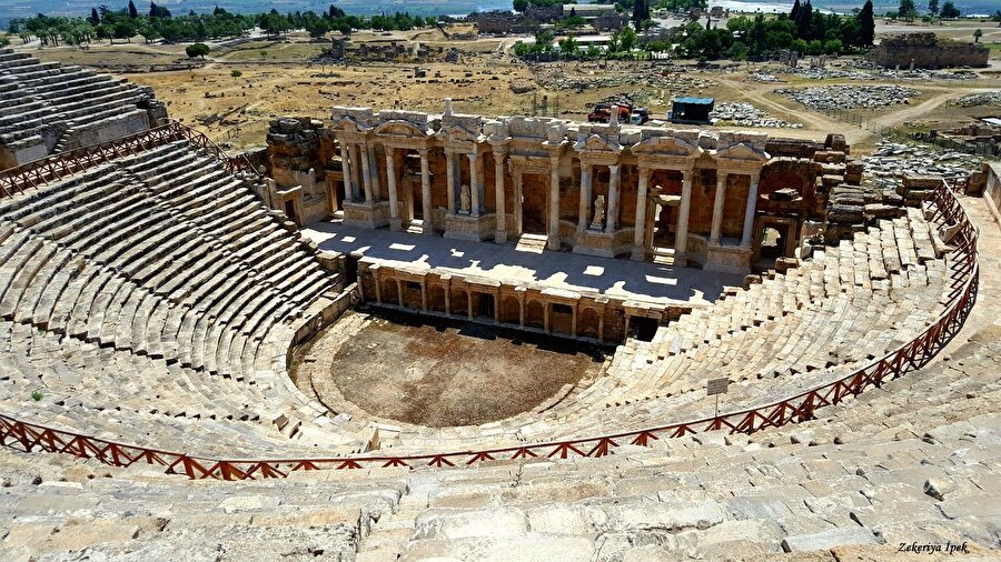 2. Denizli: Pamukkale - Hierapolis

                                    1988 yılında Pamukkale Travertenleri ve Hierapolis Antik Kenti UNESCO Dünya Kültürel ve Doğal Miras Listesi’ne girdiler. 17 sıcak su alanı bulunan Pamukkale’de gerçekleşen kimyasal reaksiyonlar, Kalsiyum Karbonat’ın oluşmasına neden olarak bugün hayranlıkla izlediğimiz travertenleri oluşturmuştur.Güzelliği ve termal kaynakları nedeniyle antik dönemlerde de ilgi odağı olan bölgeye Hierapolis Kenti’nin MÖ 2. yüzyılda kurulduğu düşünülmektedir. Şehrin adının ise Amazon Kraliçesi Heira’dan alındığı bilinmektedir.  Çeşmelerden gymnasiuma, tapınaklardan kiliselere, hamamlardan iyi şekilde korunmuş tiyatrosuna kadar şehir oldukça zengin bir mirasa sahiptir.Şehir ayrıca Hristiyanlar açısından özel bir öneme de sahiptir. Hz. İsa’nın havarilerinden birisi olan Aziz  Phillippus’un mezarı burada bulunmaktadır. Kendisi Hıristiyanlığı yaymak için geldiği Hierapolis’te MS 80 yılında çarmıha gerilerek şehit edilmiştir. MS 3. yüzyılda Roma’da Hristiyanlık resmi din ilan edilince de kendisi adına şehre bir şehitlik yaptırılmıştır.
                                