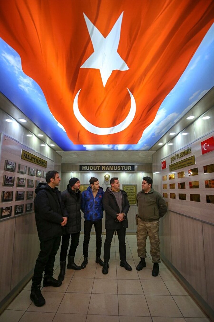 Söz dizi oyuncuları Mehmetçik'le buluşmak için üs bölgesine gitti.