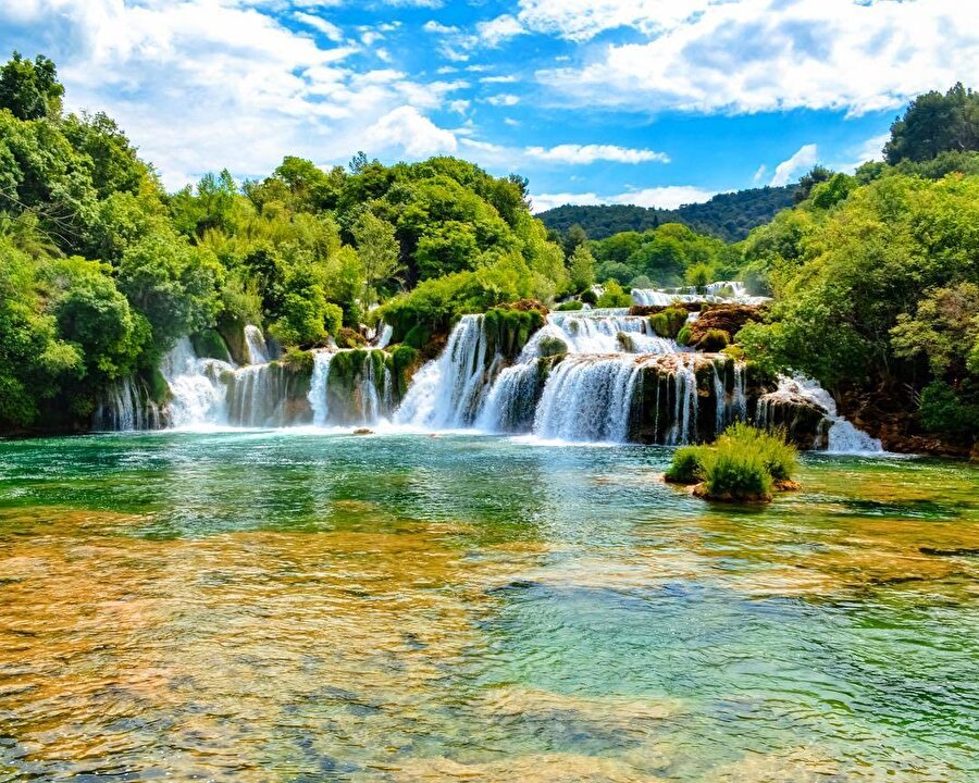 Hırvatistan'ın Krka şehrindeki berrak şelale