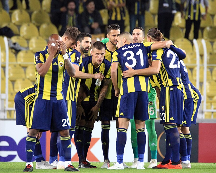 Fenerbahçe forması giyen oyuncular maçtan önce galibiyet yemini ediyor.