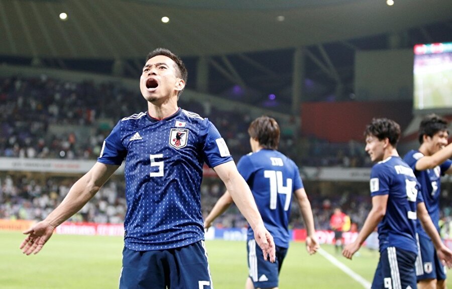 Yuto Nagatomo sevincini tribünlerle paylaşıyor.