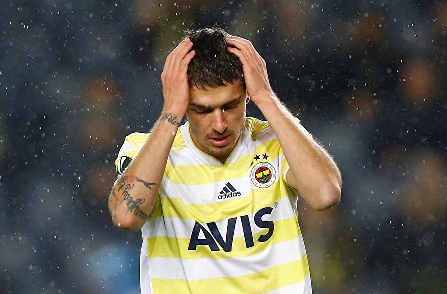 Roman Neustadter yaptığı hatanın ardından üzülüyor.