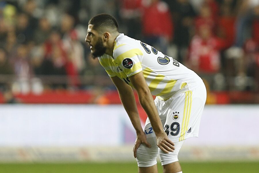 Yassine Benzia isabetsiz şutunun ardından uzaklara dalıyor.