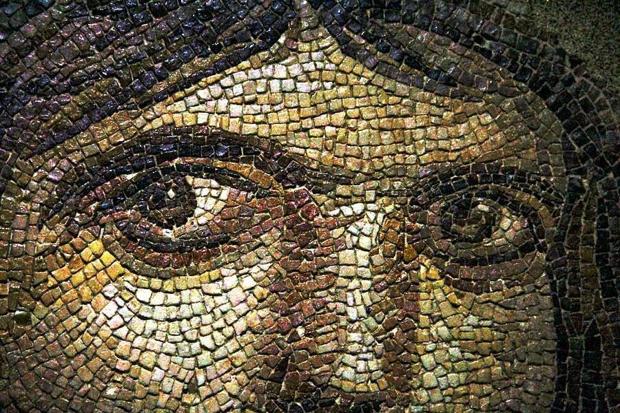 Büyük İskender'den esinlenilerek oluşturulduğu düşünülen Çingene Kızı Mozaiği