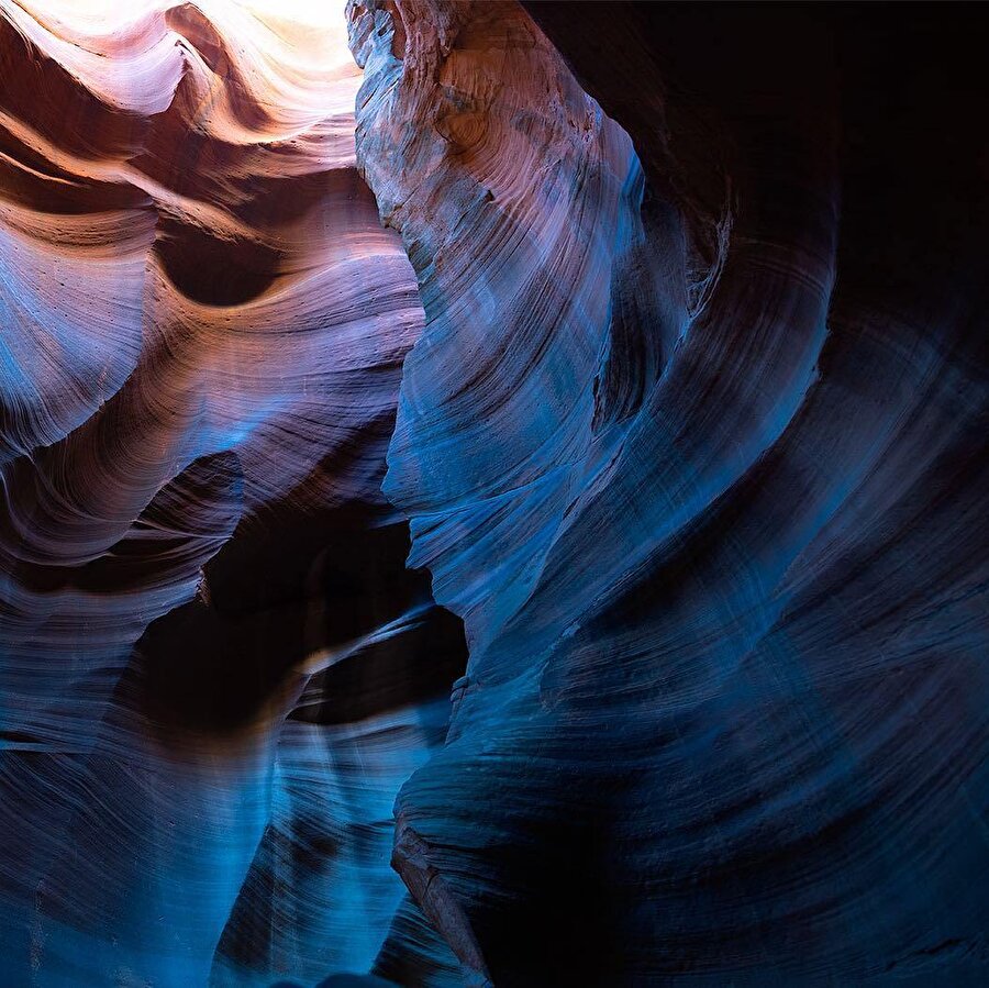 Arizona'daki kanyon duvarlarına yansıyan ılık parıltı