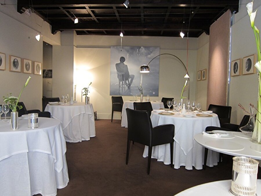 Osteria Francescana (Modena, İtalya) Şef: Massimo Bottura. 50 en iyi restoran arasına girmiştir. 

                                    
                                