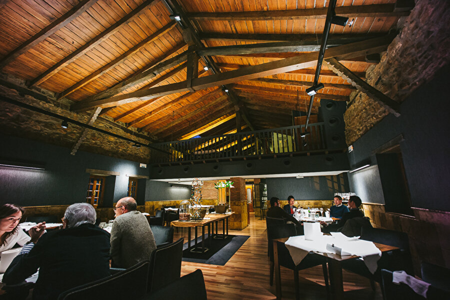 Asador Etxebarri (Axpe, İspanya) Dünyanın en iyi 13. restoranıdır. 

                                    
                                
