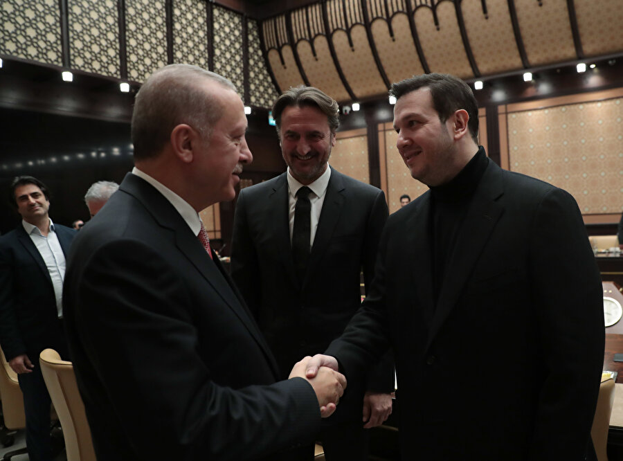 Cumhurbaşkanı Erdoğan ve toplantıya katılan isimlerden Şahan Gökbakar.